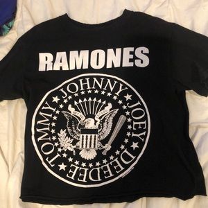 Cropped Ramones shirt